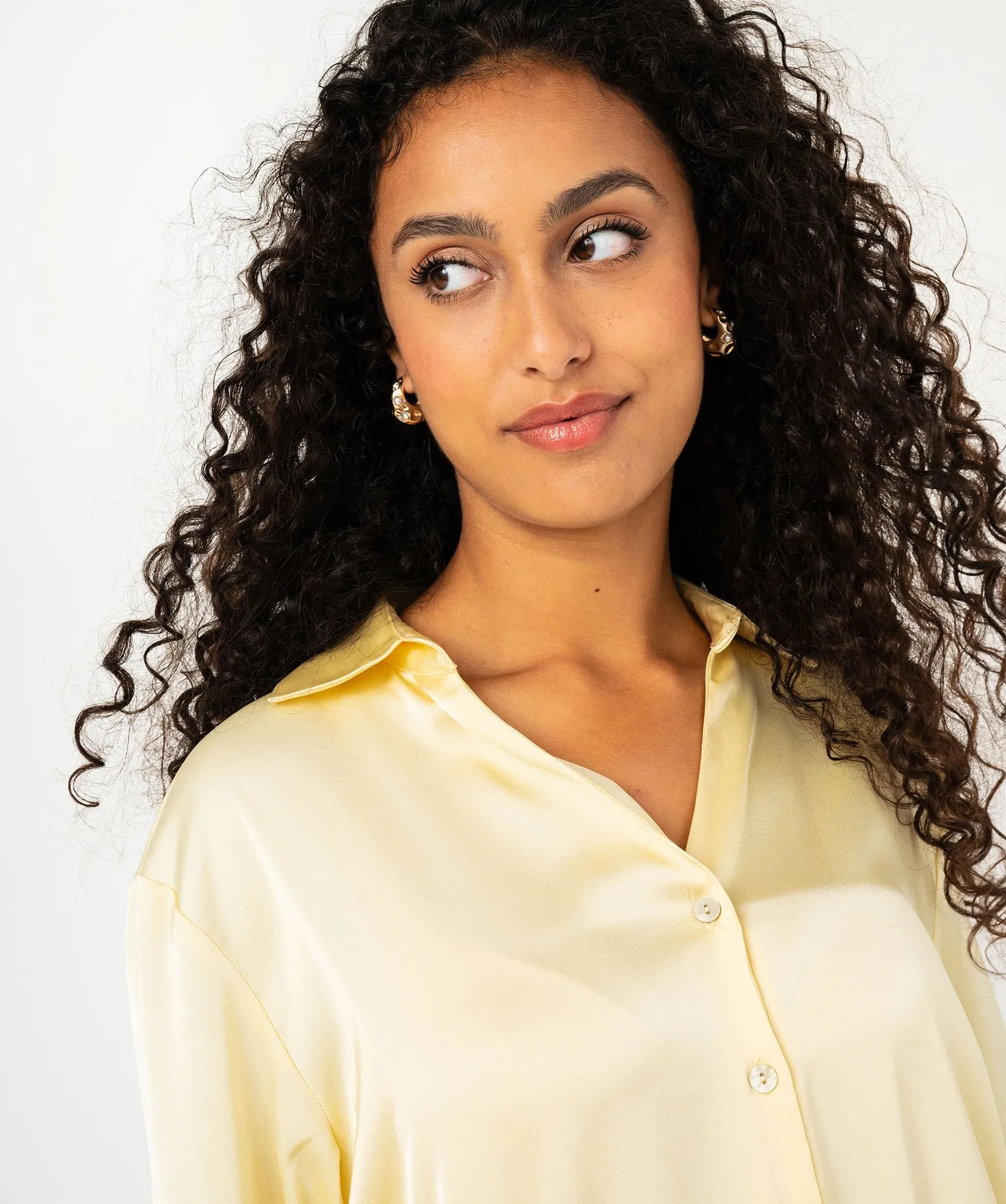 Chemise unie en matière satinée femme jaune