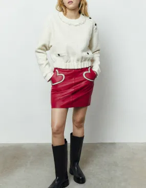 Jupe courte en cuir rouge et blanc devant femme