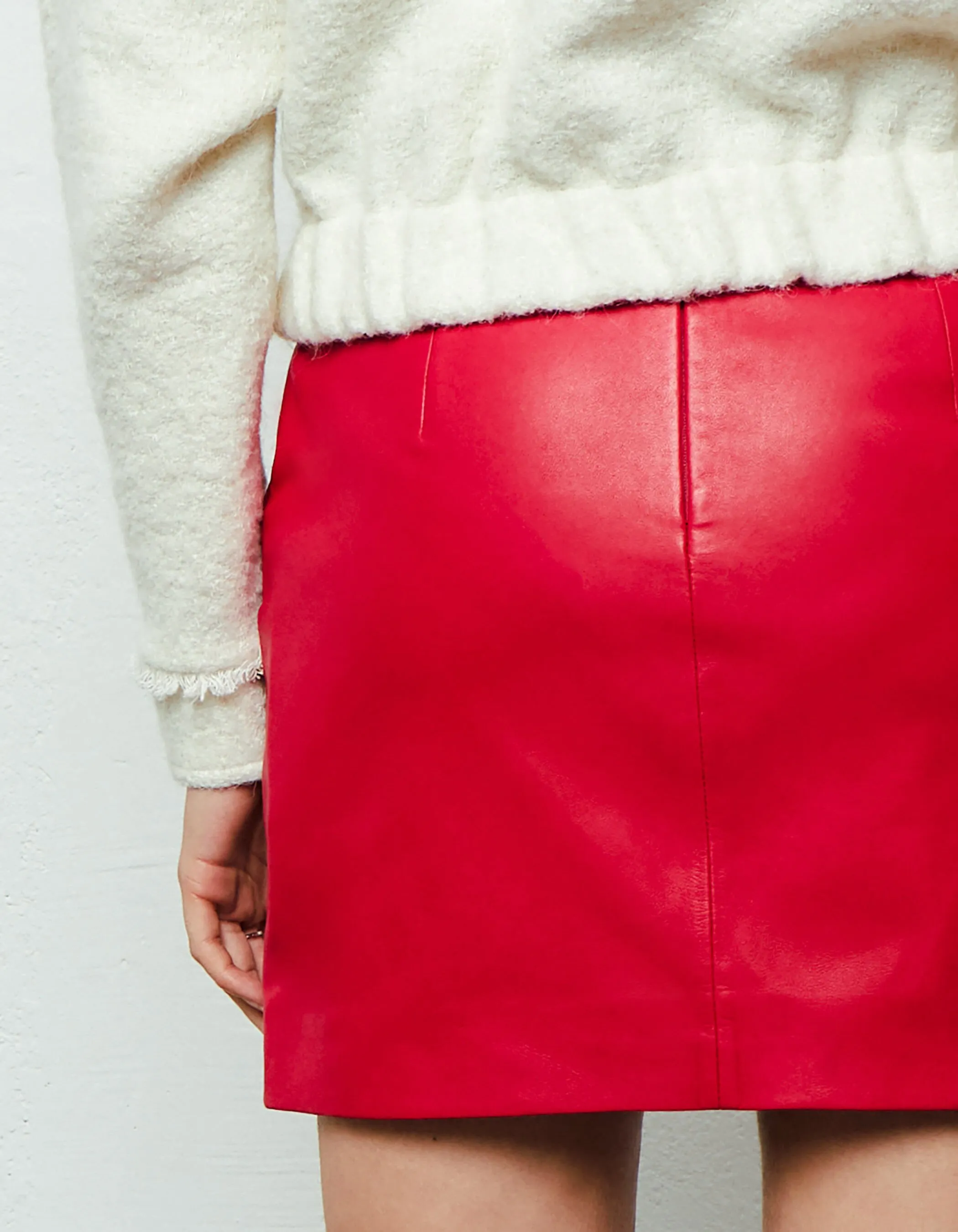 Jupe courte en cuir rouge et blanc devant femme