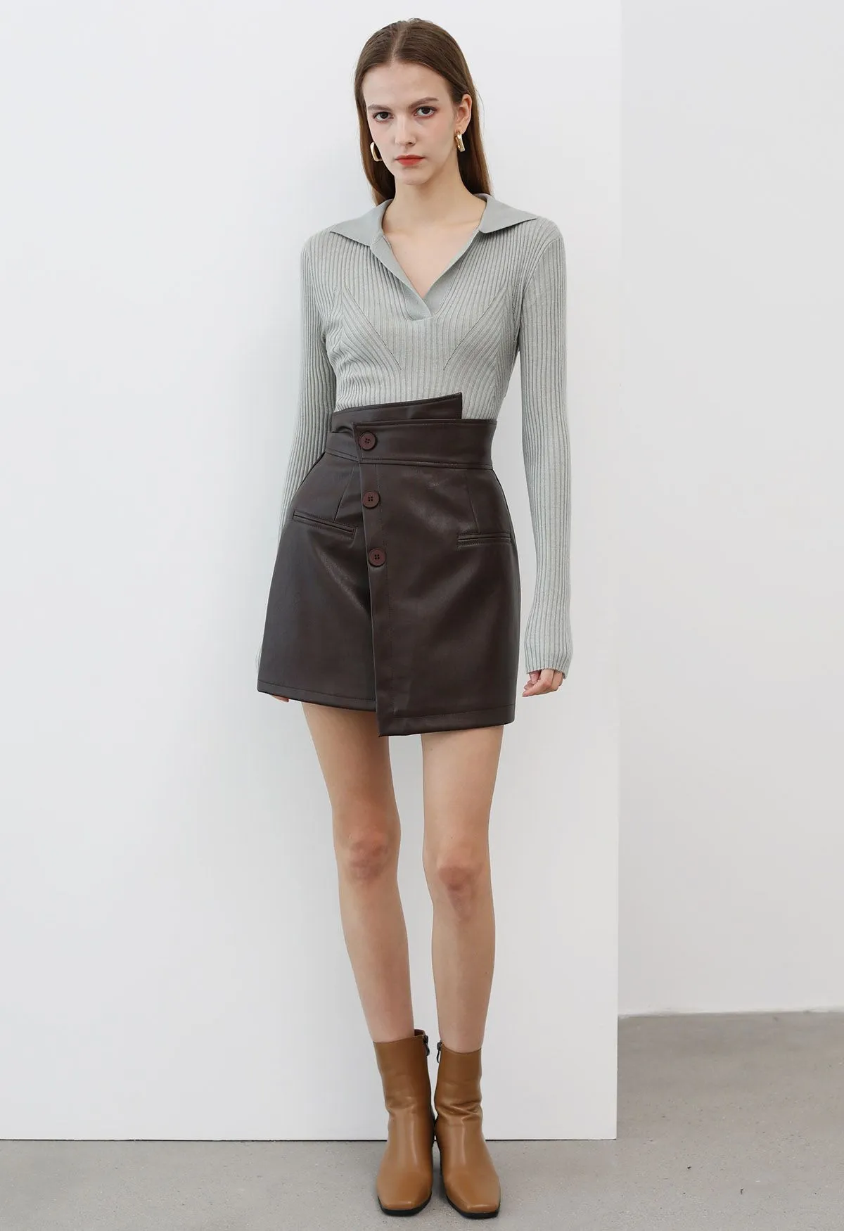 Mini-jupe asymétrique à rabat boutonné en simili cuir en marron