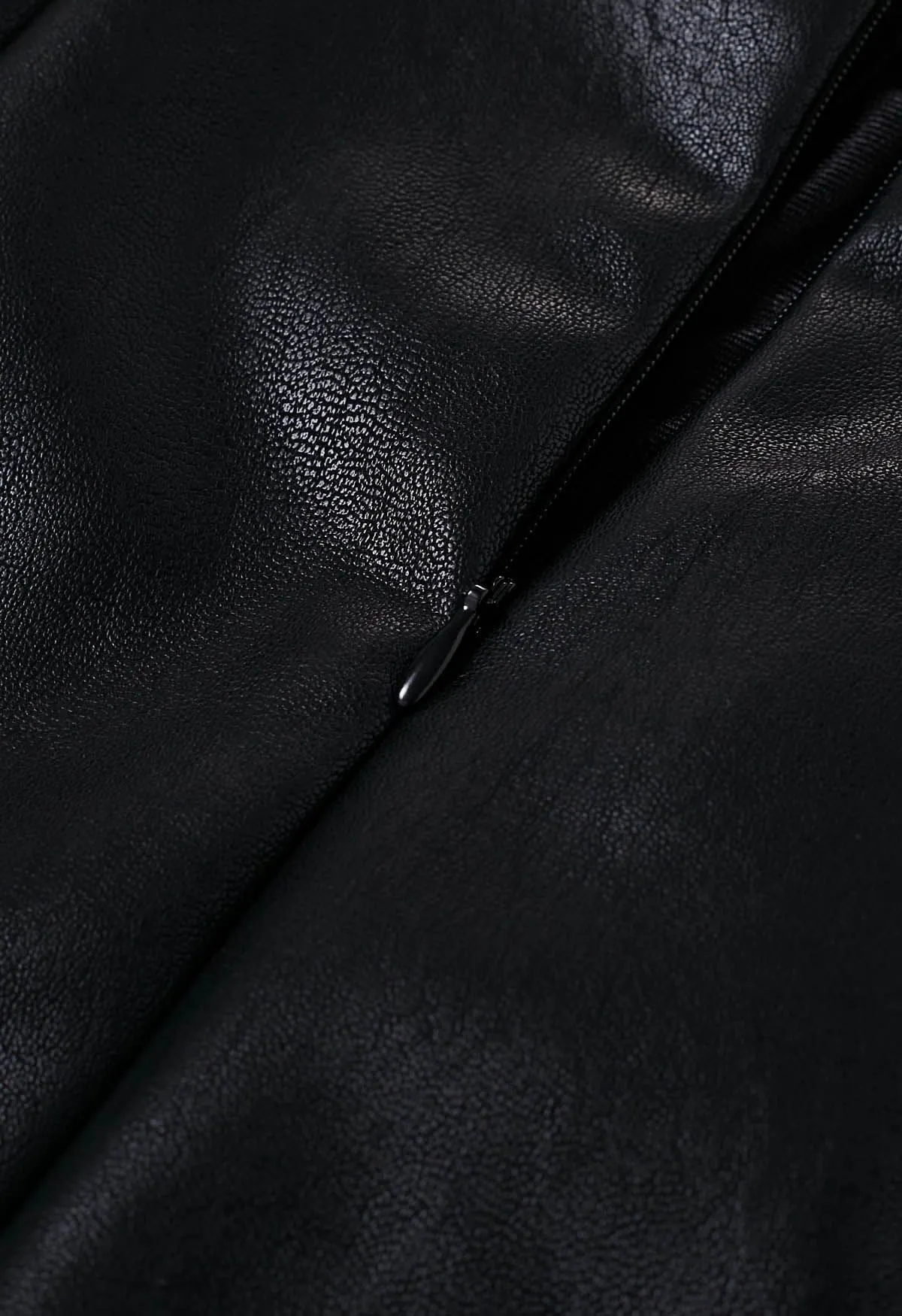 Mini-jupe asymétrique à rabat boutonné en simili cuir en noir